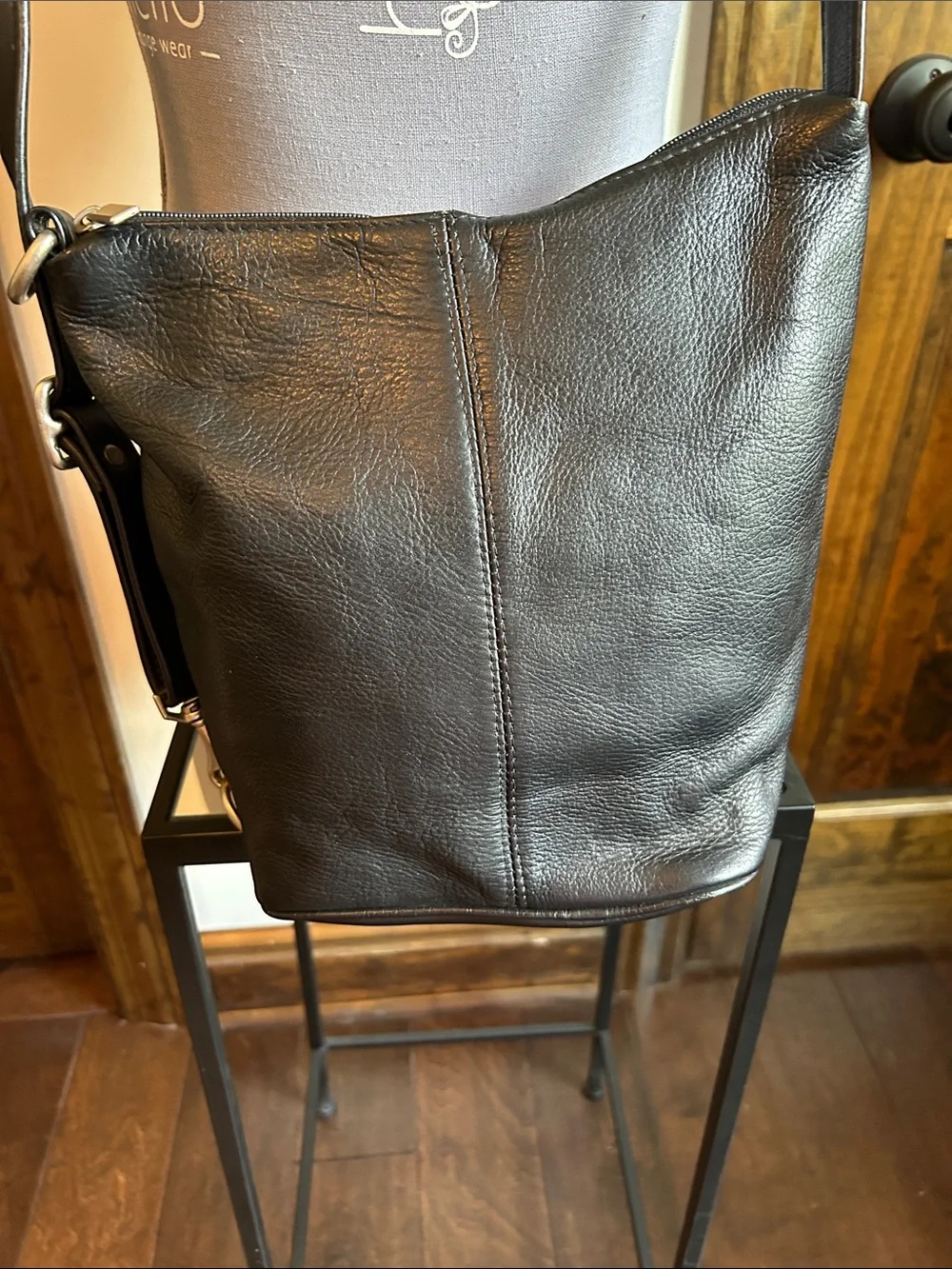 Wilsons Leather Black Pebbled Leather Crossbody Bag has tarnish on buckle - Picture 2 of 14